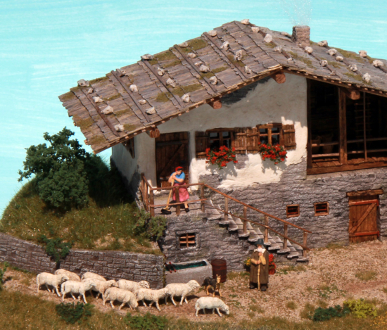 Bergbauernhof mit Schafen